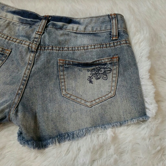 🔴 Free Culture Embroidered Cut Off Denim Shorts - Picture 6 of 8